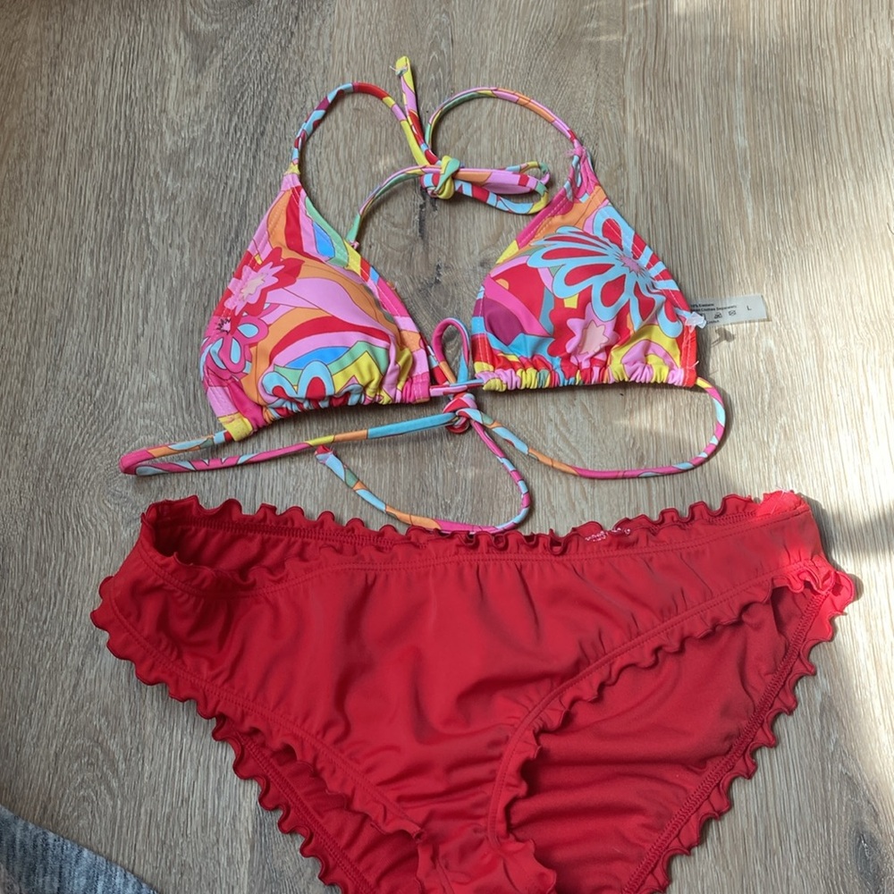 Shade & shore red scrunchie roosh bottom bikini and colorful top meduim